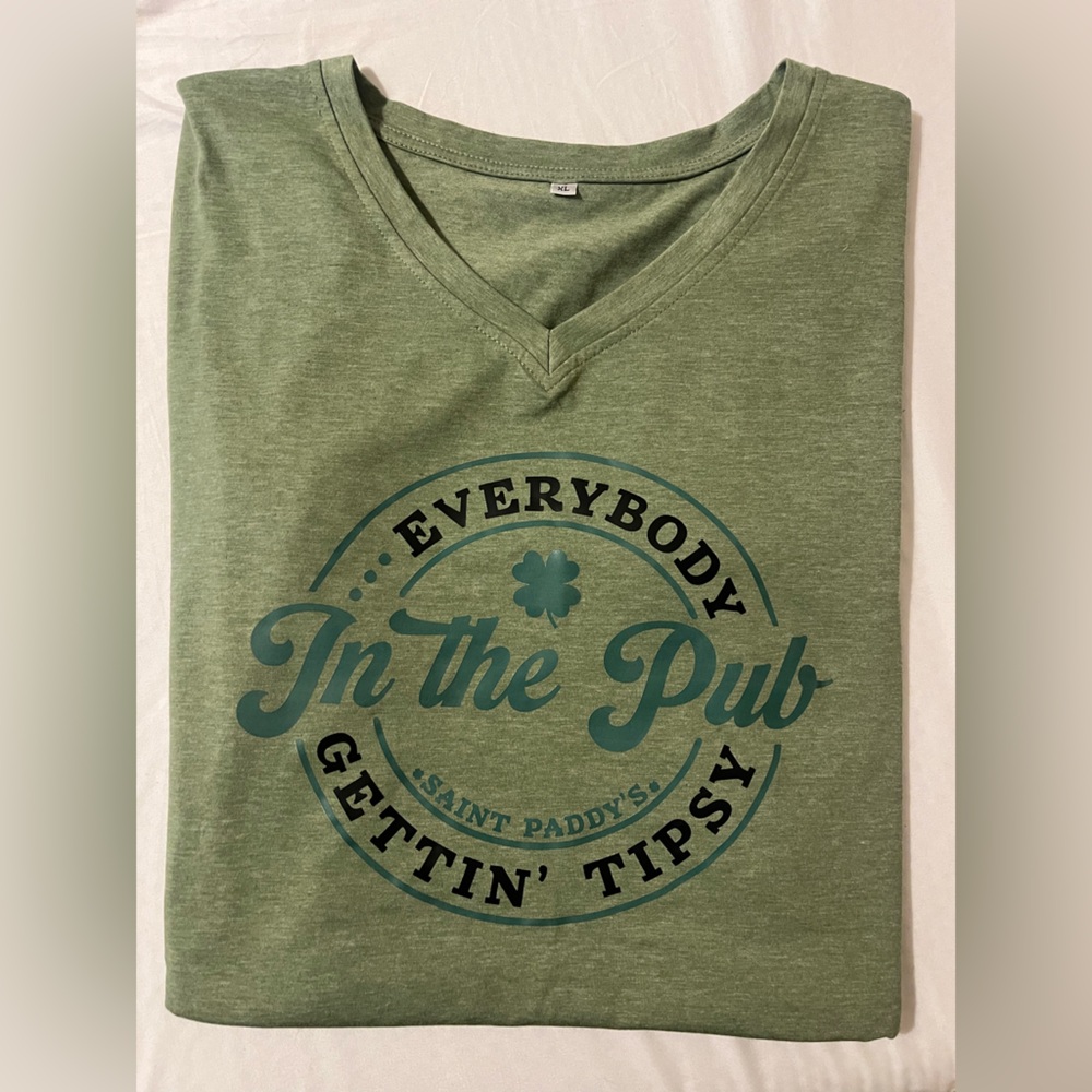 St Patricks Day Green Tshirt Womens XL Everybody in The Pub Getting Tipsy V Neck